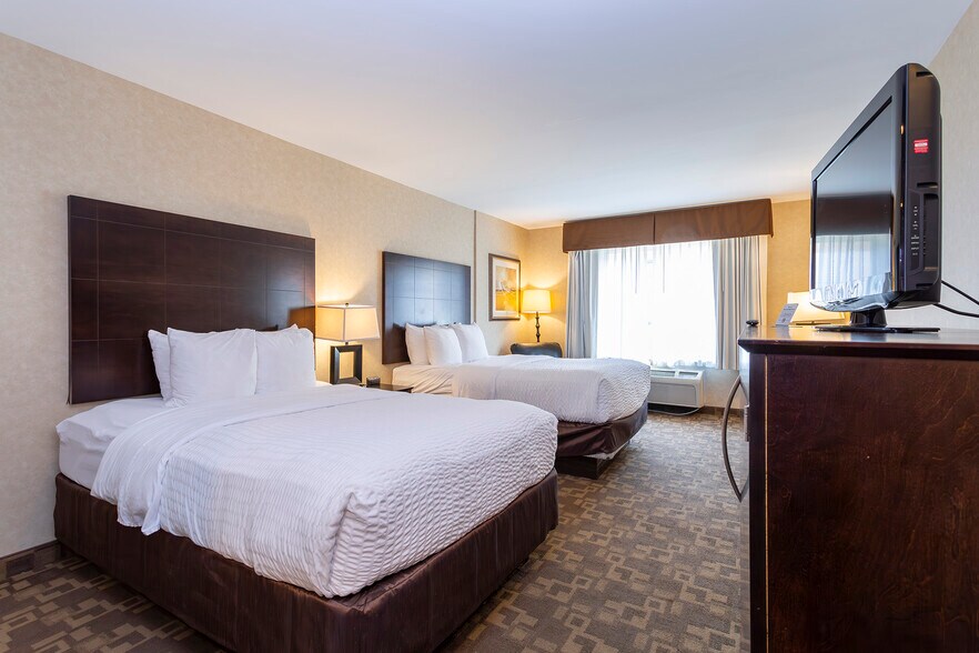 More Photos Of 933 S Riverside Dr, Elmhurst Hotel For Sale