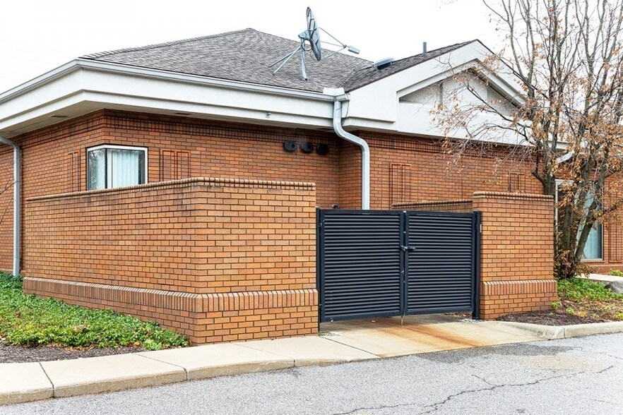 More Photos Of 690 Richmond Rd, Richmond Heights Bank For Lease