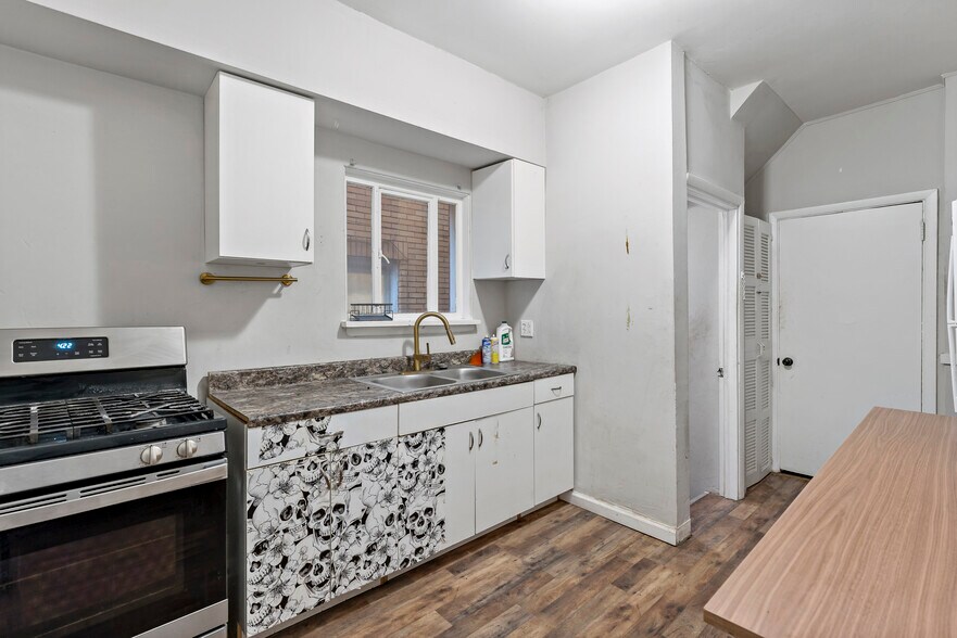 More Photos Of 848 Duss Ave, Ambridge Storefront Retail Residential For Sale