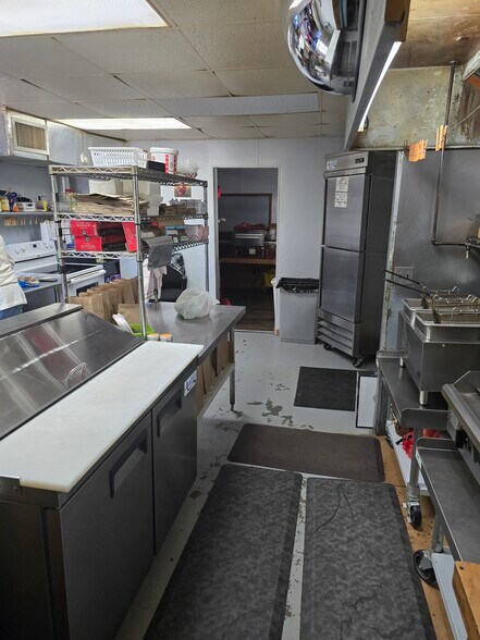 More Photos Of 707 E Broadway St, Brunswick General Retail For Sale