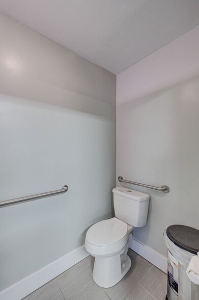 More Photos Of 621 Greenfield St, Wilmington Storefront Retail Office For Lease