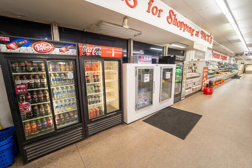 More Photos Of 1302 E Crestwood Dr, Victoria Storefront For Sale