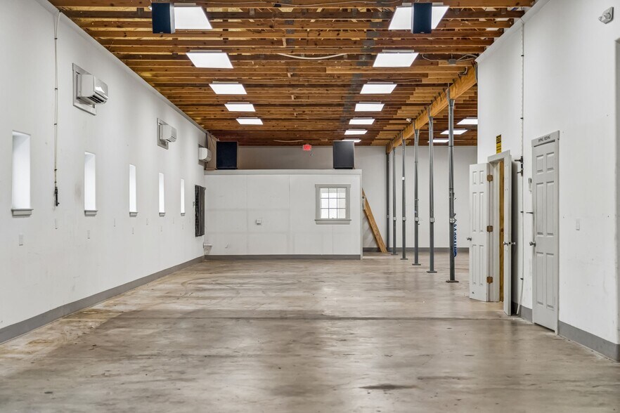 More Photos Of 1719 Signal Point Rd, Charleston Self Storage For Sale