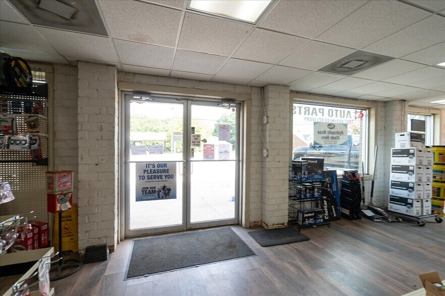 More Photos Of 317 General Daniel Ave N, Danielsville General Retail For Sale