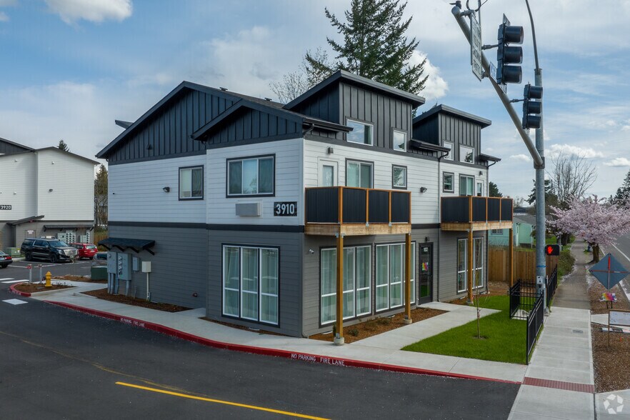 More Photos Of 3910-3940 Cherry Ave NE, Keizer Storefront Retail Office For Lease