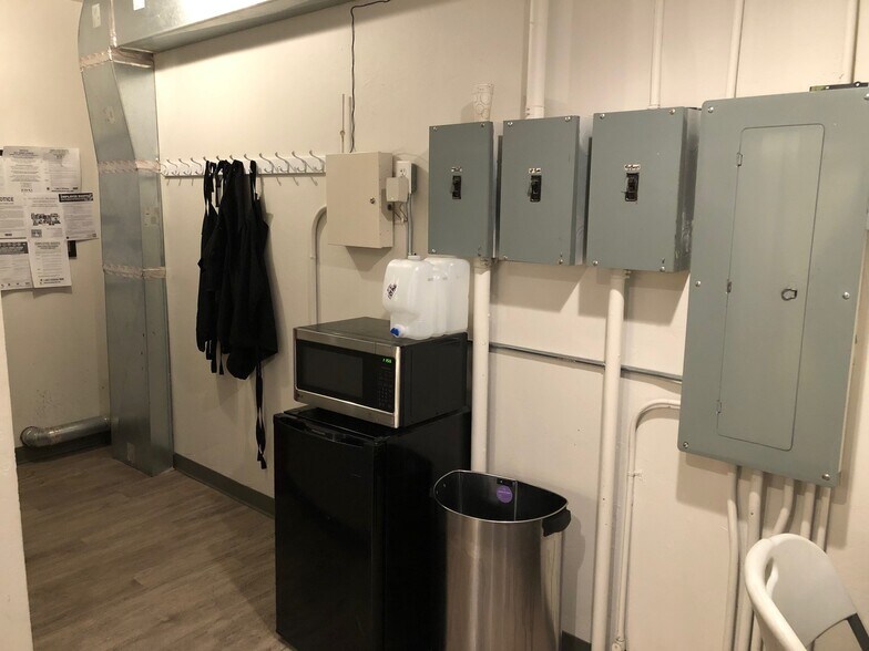 More Photos Of 1440 Blue Lakes Blvd N, Twin Falls Storefront Retail Office For Lease