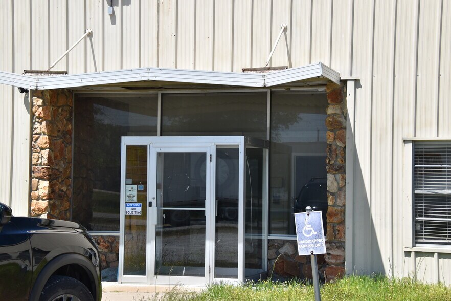 More Photos Of 2921 E 290 Rd, Grove Manufacturing For Lease