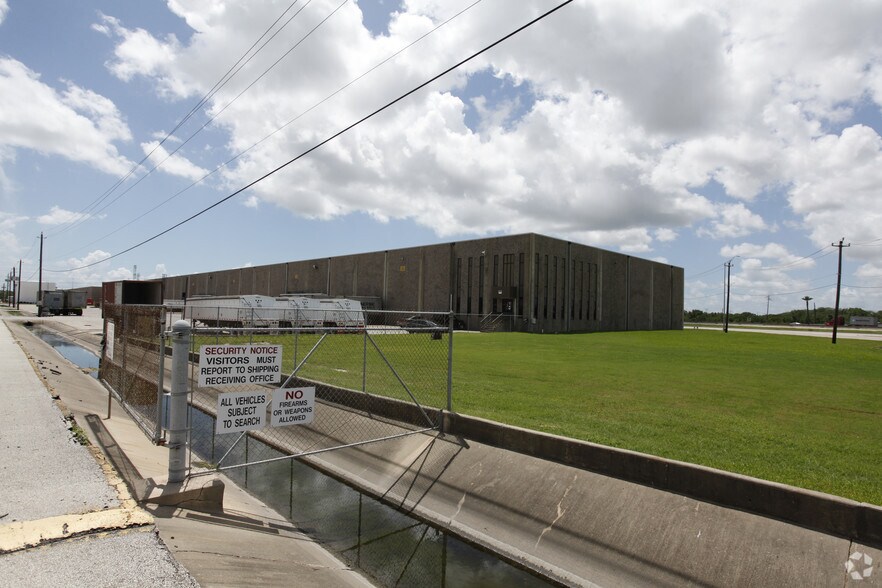 More Photos Of 11931 Highway 225, La Porte Unknown For Lease