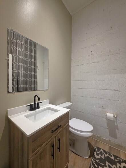 More Photos Of 206 E Main St, Rockwell Storefront Retail Office For Lease