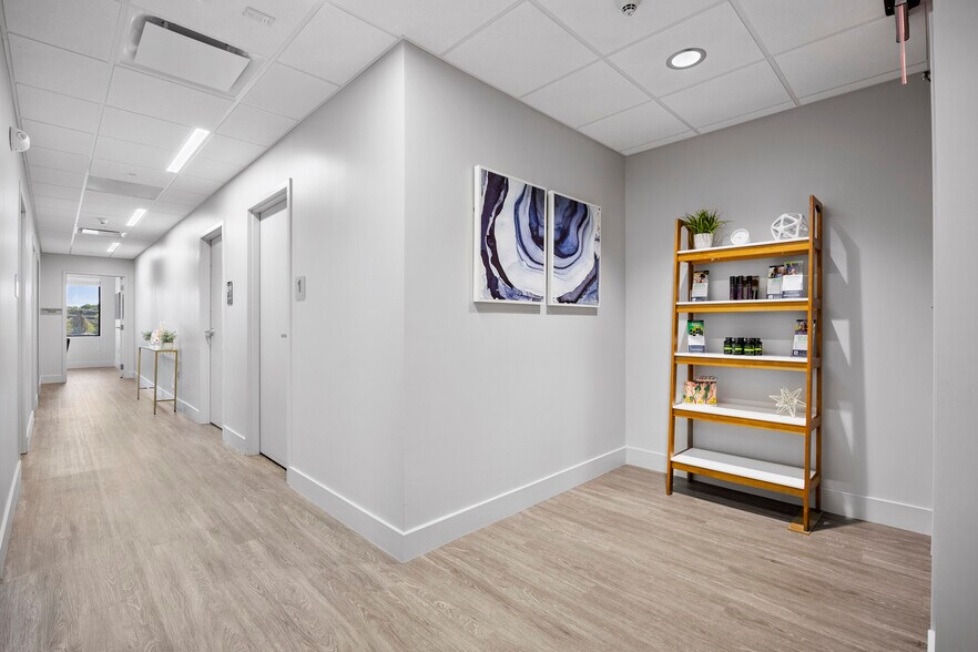 More Photos Of 711-713 Troy Schenectady Rd, Latham Medical For Lease