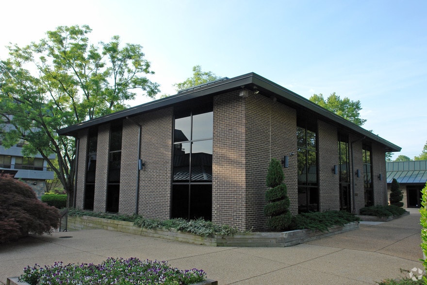 More Photos Of 9926 Main St, Fairfax Office For Lease