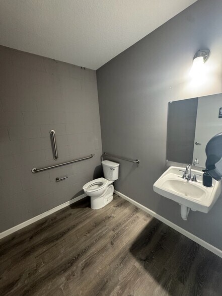 More Photos Of 916 W Coliseum Blvd, Fort Wayne Medical For Lease