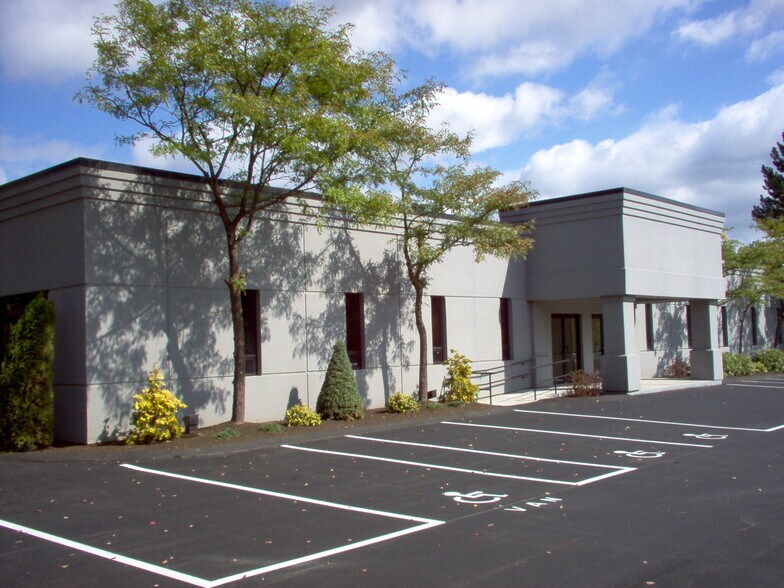 More Photos Of 19 Keewaydin Dr, Salem Research And Development For Lease