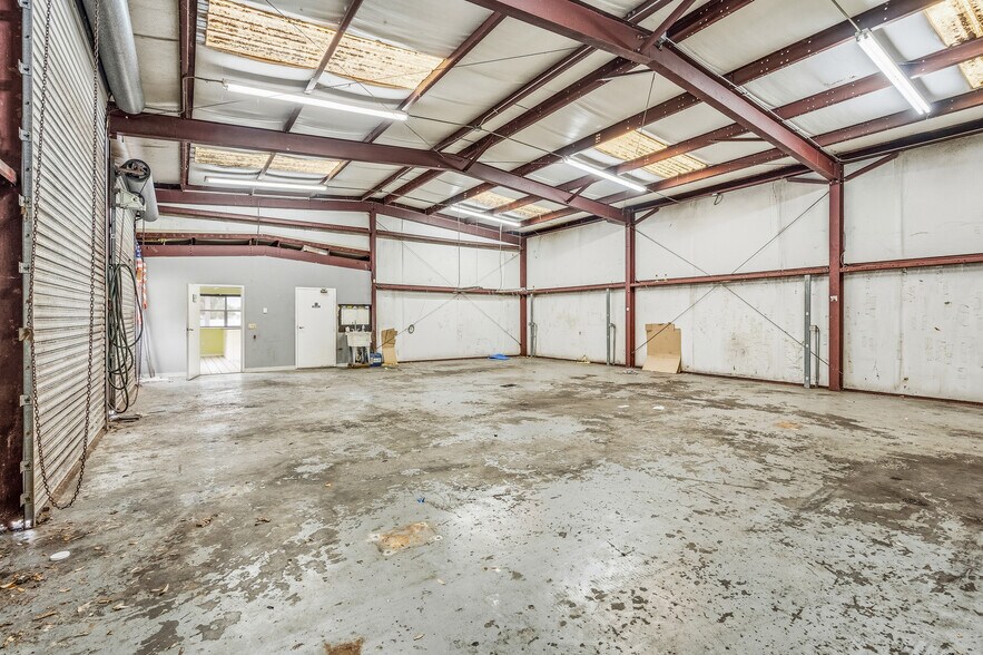 More Photos Of 725 12th St, Vero Beach Auto Repair For Sale