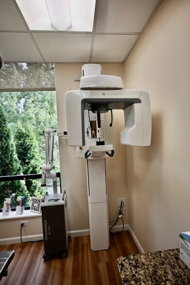 More Photos Of 4 Dearfield Dr, Greenwich Medical For Lease