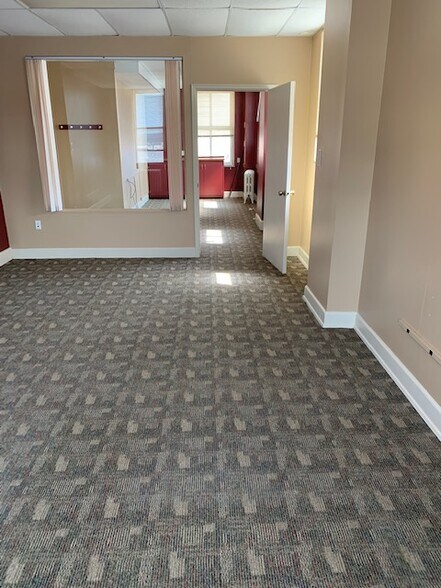 More Photos Of 103 E State St, Mason City Office For Lease