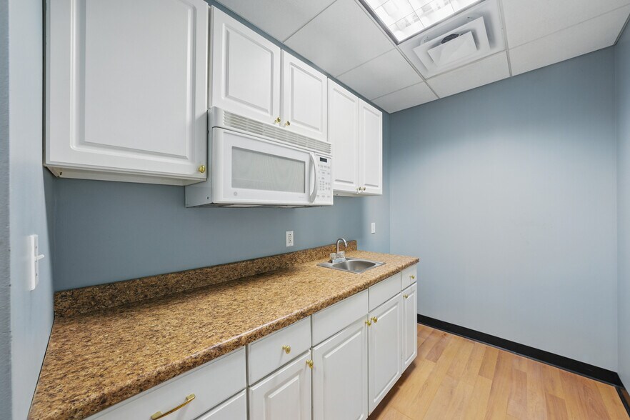 More Photos Of 9552 York Alpha Dr, North Royalton Service For Sale