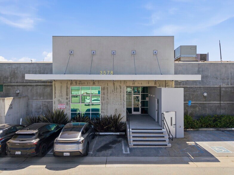 More Photos Of 3562-3582 Eastham Dr, Culver City Loft Creative Space For Lease