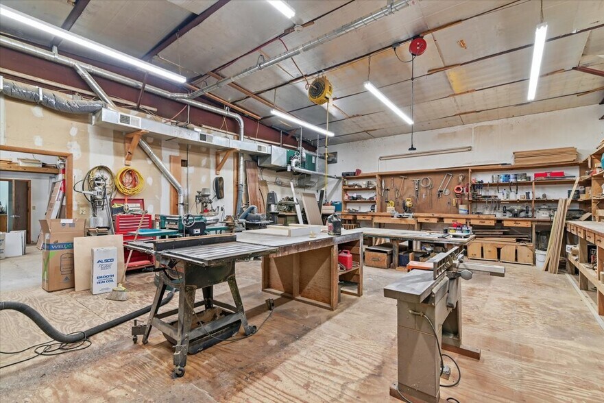 More Photos Of 424 PA-390, Tafton Light Manufacturing For Sale