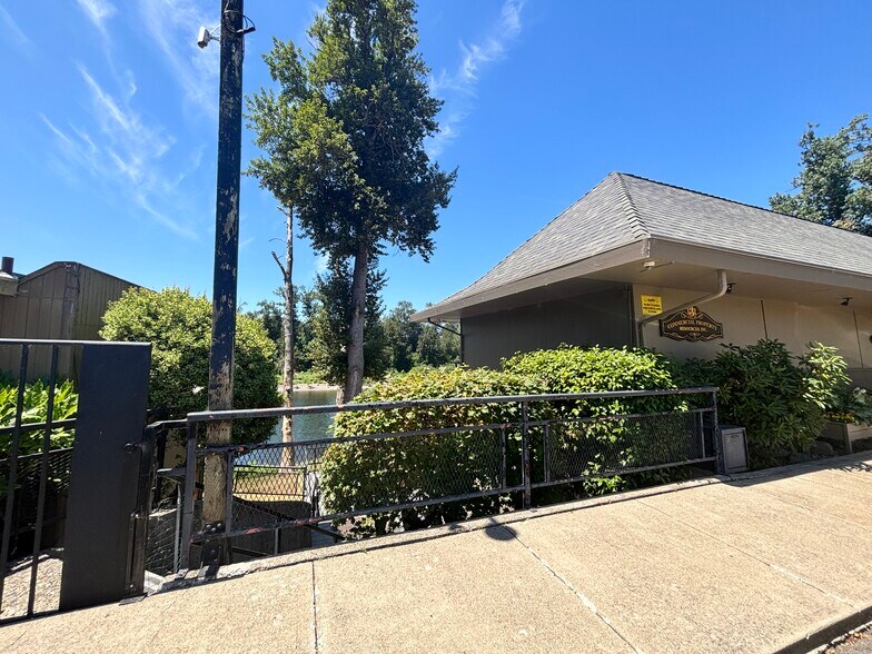 More Photos Of 131 NE Pine St, Salem Office For Lease