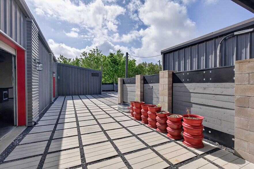 More Photos Of 2795 SW Wilshire Blvd, Burleson Flex For Lease