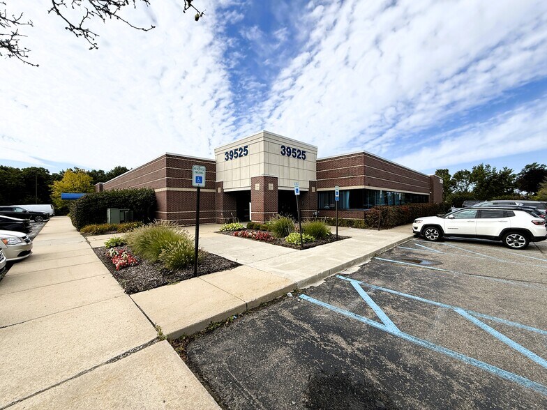 More Photos Of 39525 14 Mile Rd, Novi Medical For Lease