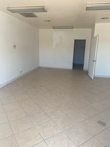 More Photos Of 1700 S K St, Tulare Storefront Retail Office For Lease