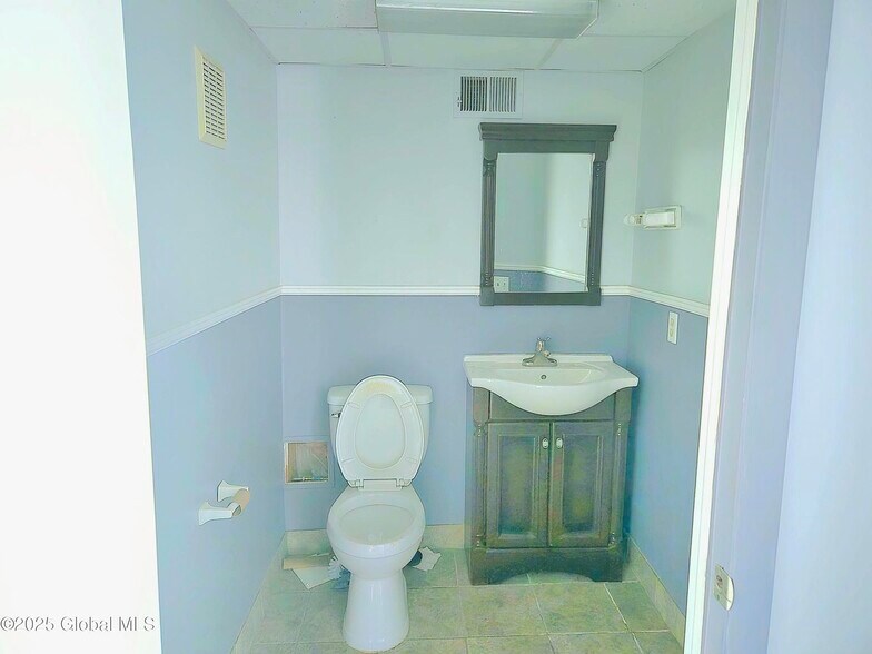 More Photos Of 1904 Broadway, Watervliet Auto Dealership For Sale