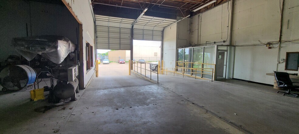 More Photos Of 2120 Vanco Dr, Irving Distribution For Lease