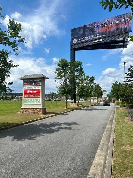 More Photos Of 391 Quill Dr, Dawsonville General Retail For Lease