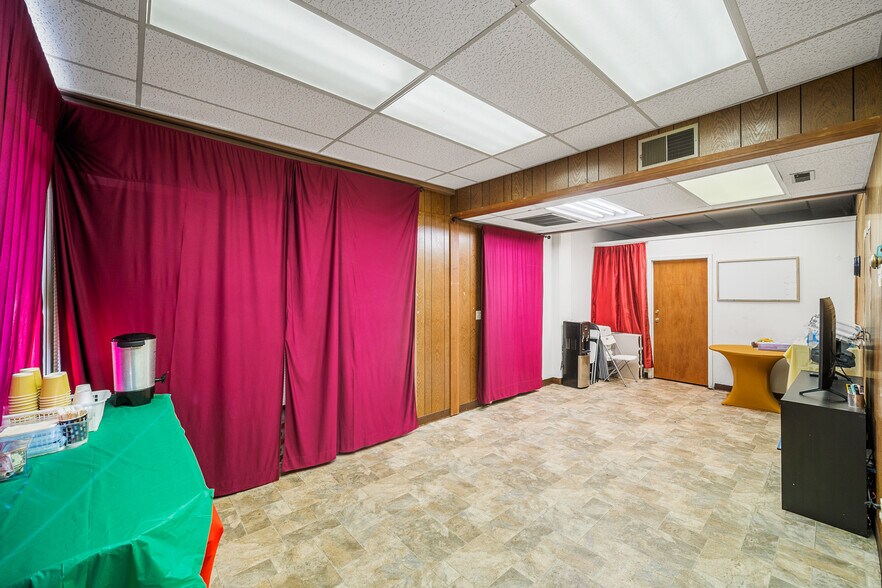 More Photos Of 13116 NE Sandy Blvd, Portland Storefront Retail Office For Sale