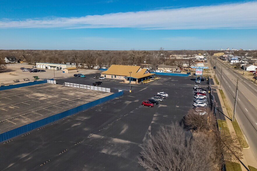 More Photos Of 3101 S Broadway St, Wichita Freestanding For Sale