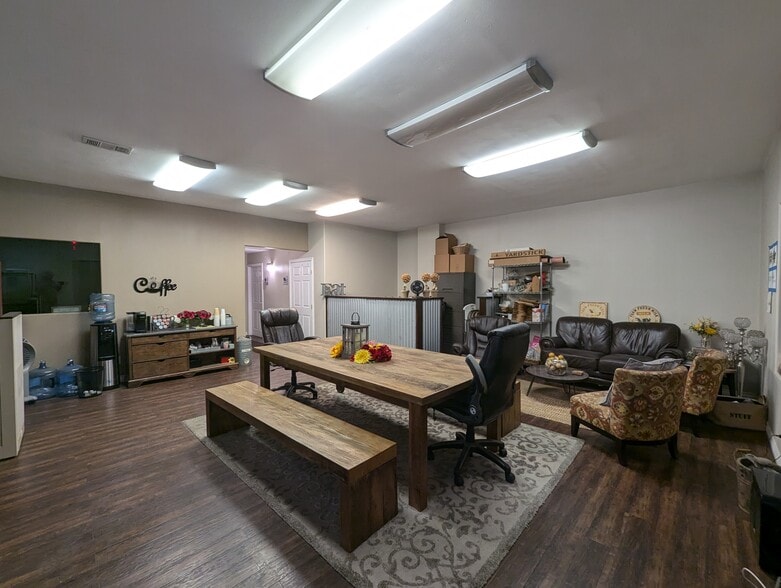 More Photos Of 722 Williamson Ave, Fullerton Light Manufacturing For Sale