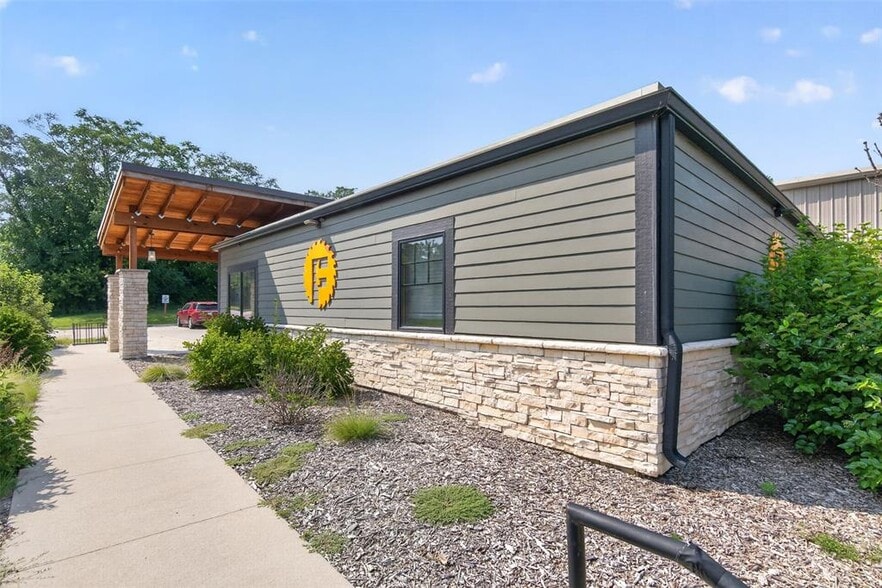 More Photos Of 2401 Hickman Rd, Des Moines Warehouse For Sale