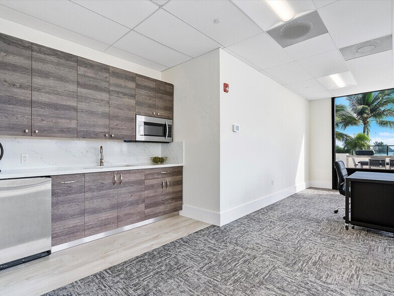 More Photos Of 600 NE 36th St, Miami Apartments For Lease