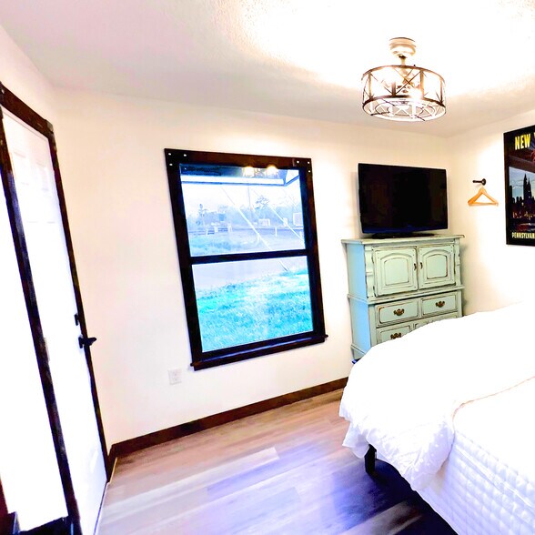 More Photos Of 98 Avenue A, Conroe General Retail For Lease