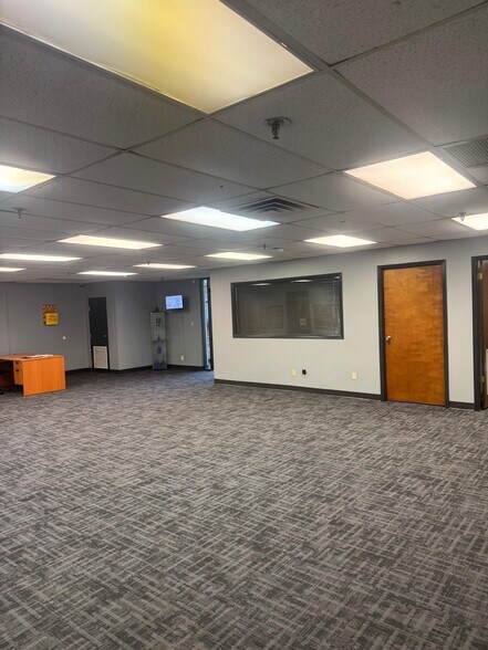 More Photos Of 600 Ellis Rd N, Jacksonville Warehouse For Lease