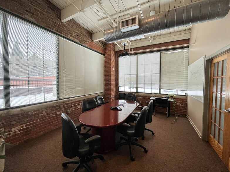 More Photos Of 1457 E 40th St, Cleveland Showroom For Lease