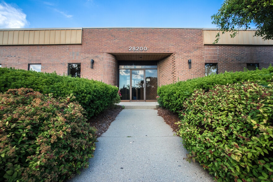 More Photos Of 28200 Orchard Lake Rd, Farmington Hills Office For Lease