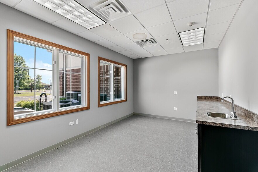 More Photos Of 1446 Merchant Dr, Algonquin Medical For Sale