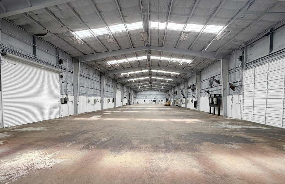 More Photos Of 11117 Mahaffey Rd, Tomball Manufacturing For Lease