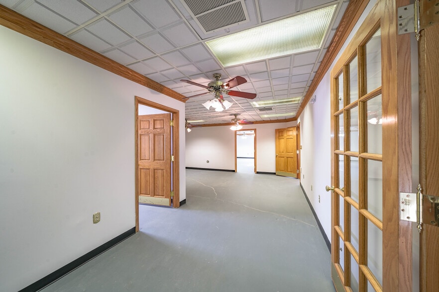 More Photos Of 8023 Malcolm Rd, Clinton Medical For Lease