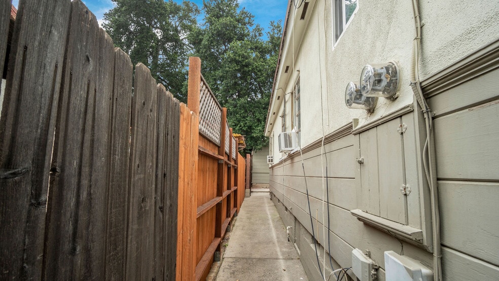 More Photos Of 10346 Oro Vista Ave, Sunland Multifamily For Sale