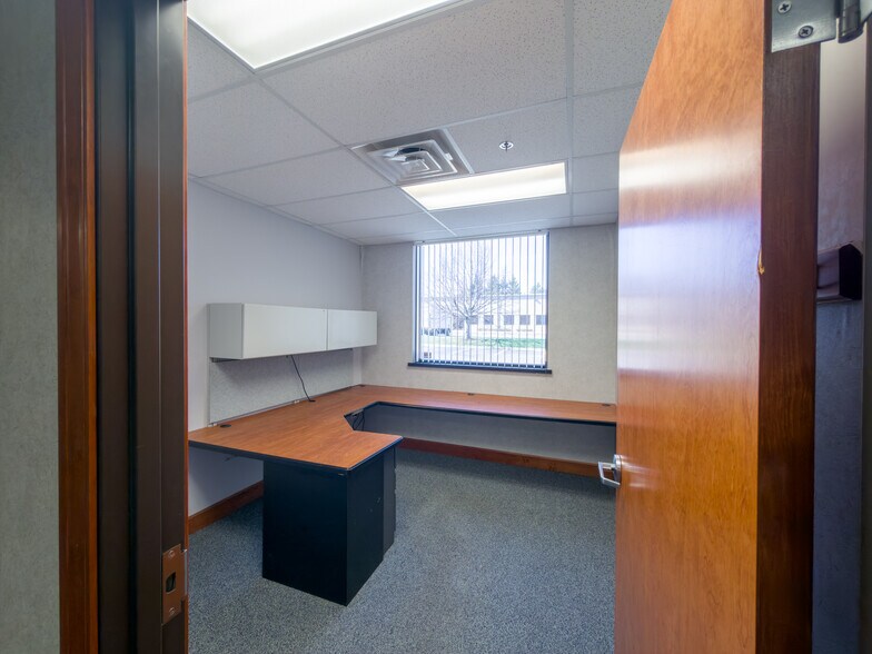 More Photos Of 22960 Venture Dr, Novi Warehouse For Lease