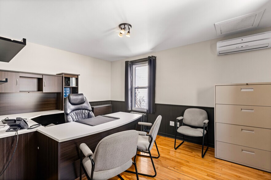 More Photos Of 531 Rue Du Conseil, Sherbrooke Office For Sale
