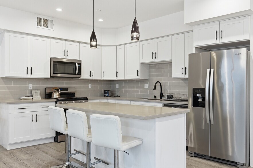 More Photos Of 13822 Oxnard St, Van Nuys Apartments For Sale