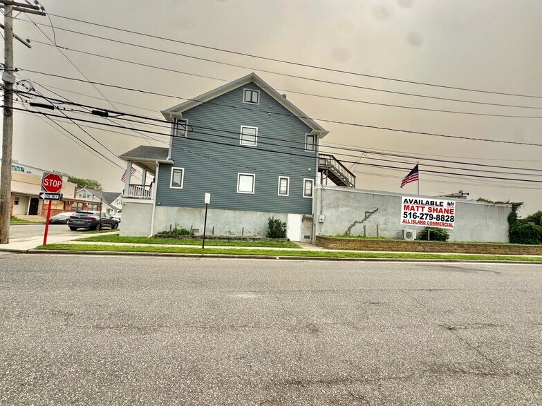 More Photos Of 19 Suffolk St, Freeport Office For Sale