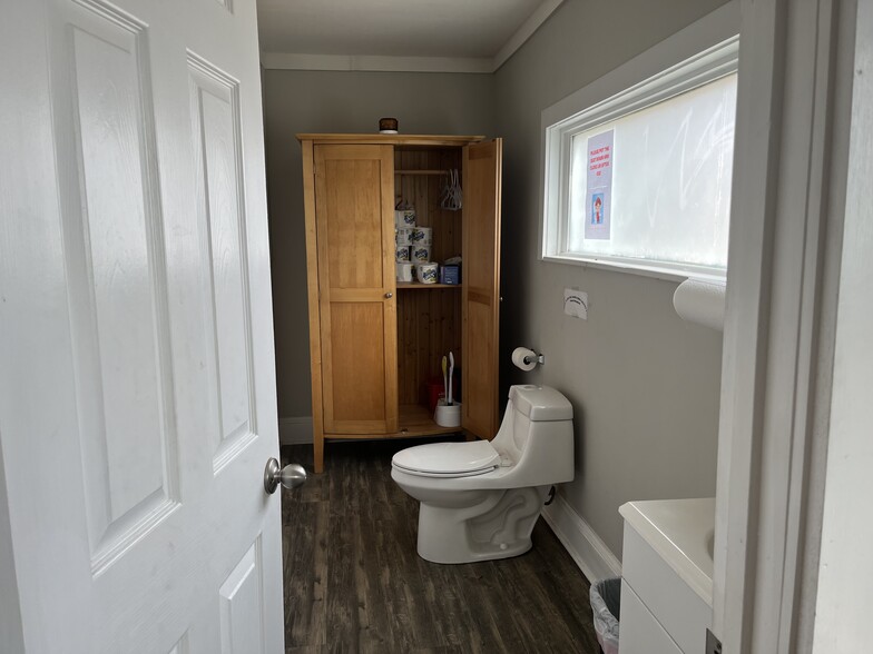 More Photos Of 608 Rountree Rd, Charlotte Office For Lease