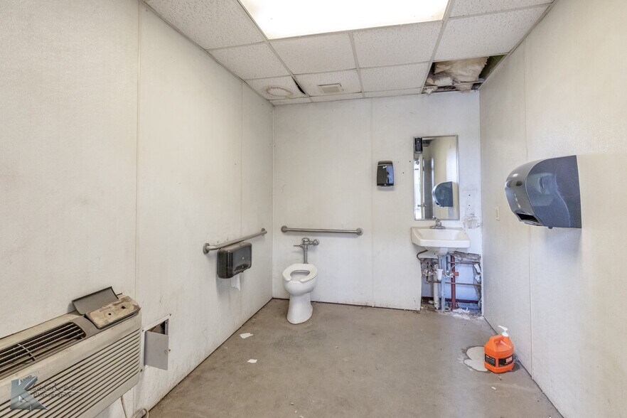 More Photos Of 2024 Oak St st, Abilene Manufacturing For Sale