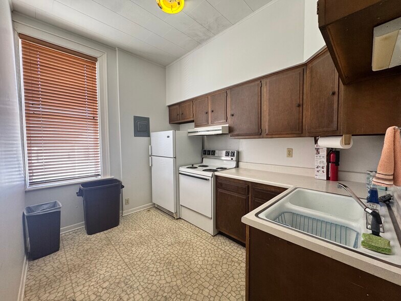 More Photos Of 121 S Center St, Clinton Office For Sale